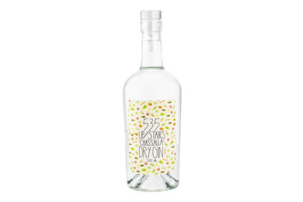 Klare Glasflasche von 535 Upstairs Chassalla Dry Gin mit buntem Botanical-Etikett
