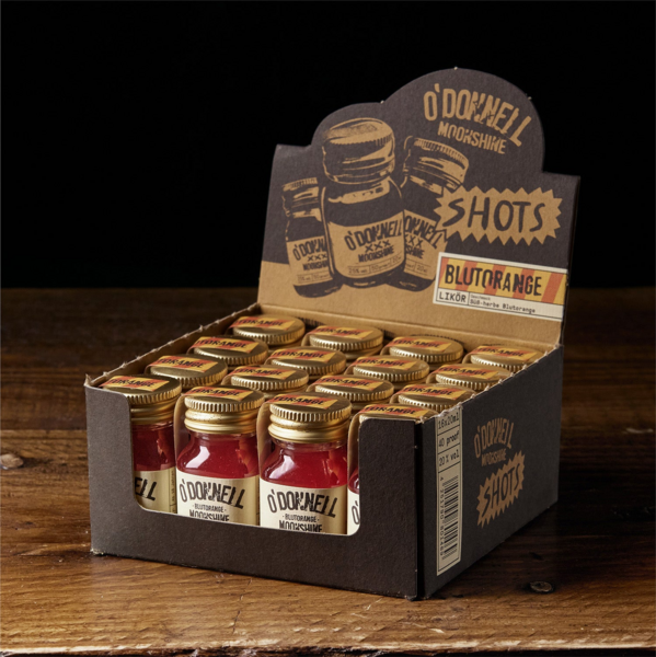 O'Donnell Moonshine Shots in Blutorange in einem 16er Karton auf Holztisch