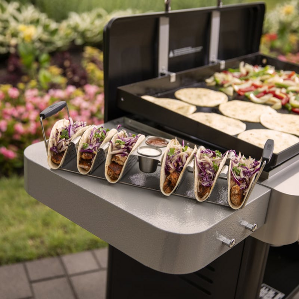 Weber Taco Rack mit gefüllten Tacos auf einem Grill im Garten