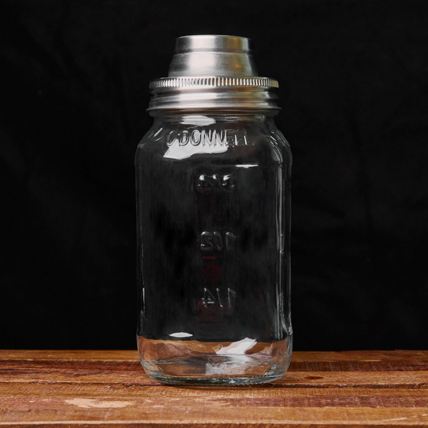 O'Donnell Shakerdeckel auf Mason Jar auf Holztisch vor dunklem Hintergrund