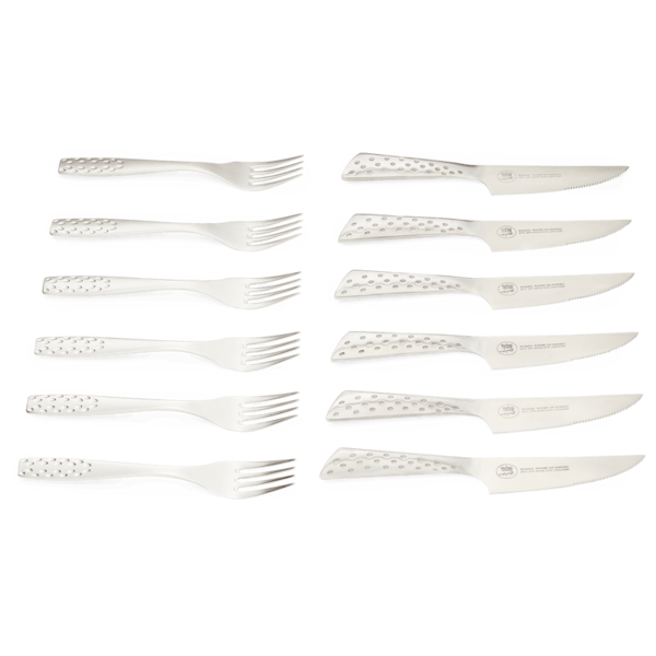 Weber Deluxe 12-teiliges Steak-Set aus Edelstahl mit ergonomischen Griffen auf grünem Hintergrund