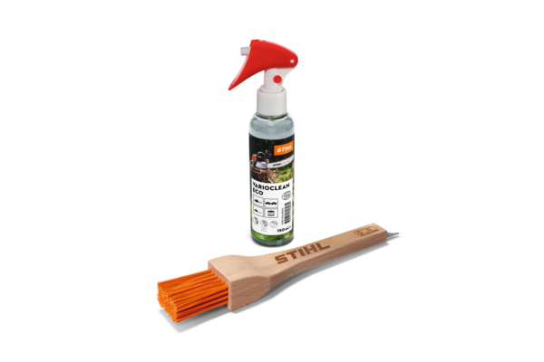STIHL VarioClean Eco Reiniger und Reinigungspinsel auf weißem Hintergrund