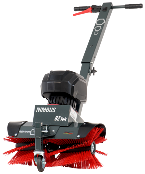 Elektrische Kehrmaschine KM Nimbus 82V mit ergonomischem Lenkbügel und roten Bürsten