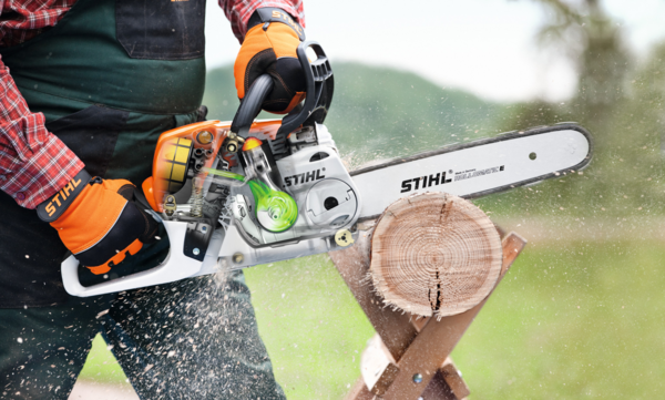 Person sägt Holz mit STIHL MS 231 Motorsäge im Freien