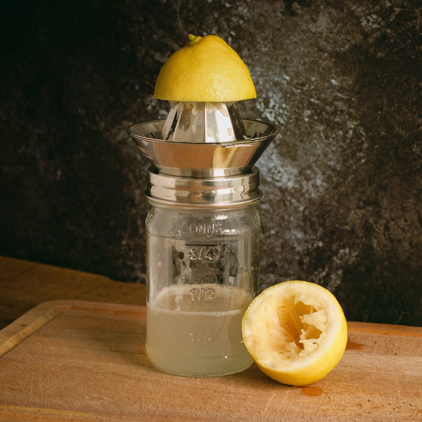 Edelstahl Zitronenpresse-Aufsatz auf Mason Jar mit frisch gepresstem Zitronensaft