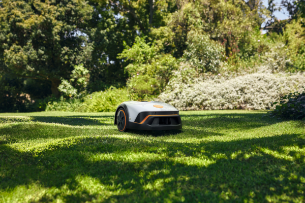 STIHL iMOW 4 Mähroboter mäht selbstständig einen sonnigen Garten