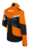 Rückansicht einer Stihl ADVANCE X-TREEm Jacke in Orange mit reflektierenden Streifen und Logo