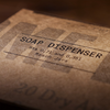 Nahaufnahme eines braunen Kartons mit Aufschrift SOAP DISPENSER