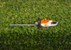 STIHL HSA 50 Akku-Heckenschere auf grüner Hecke