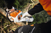 Person verwendet STIHL Akku-Motorsäge im Wald