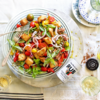 Frischer Salat mit Cape Herb Rub Portuguese Peri Peri Gewürz auf rustikalem Tisch