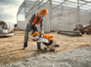 Professioneller Arbeiter benutzt STIHL Trennschleifer auf Baustelle