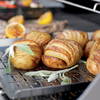 Gegrillte Kartoffeln mit Salbei auf einer Grillpfanne