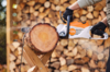 Person verwendet STIHL MSA 80 C-B Akku-Motorsäge zum Sägen eines Holzstamms