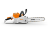 Seitenansicht der STIHL MSA 220 C-B Akku-Kettensäge auf weißem Hintergrund
