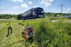 Mann bedient ferngesteuerten Schlegelmäher AS 1000 Ovis RC auf steiler Böschung neben Autobahn