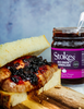 Gegrillte Wurst mit Stokes Red Onion Marmelade auf Brot