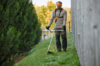 Mann verwendet STIHL FSA 120 Akku-Motorsense im Garten