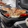 Grillplatte mit gebratenen Fischfilets und Tomaten auf Weber Q 1000N Gasgrill
