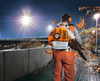 Professioneller Einsatz eines STIHL BR 430 Laubbläsers auf einem städtischen Weg
