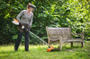Frau benutzt STIHL Akku-Motorsense im Garten