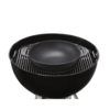 Weber CRAFTED Wok auf einem schwarzen Grill für vielseitiges Kochen im Freien