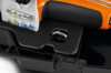 Detailansicht der STIHL GTA 40 Motorsäge mit Sicherheitshinweisen und orangefarbenem Griff