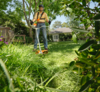 Person verwendet Stihl FSA 80 Motorsense in einem grünen Garten