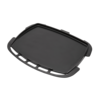 Schwarze Gusseisen-Grillplatte für Weber Q 2000N-Serie auf grünem Hintergrund