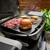 Grillplatte mit Burger und Zwiebeln auf Weber Q 2000N Serie Gasgrill im Garten