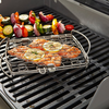 Weber Fisch- und Gemüsehalter mit Garnelen und Gemüse auf einem Grill