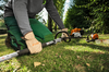 Person in Arbeitskleidung bedient STIHL KM 94 RC-E KombiMotor im Garten