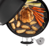 Weber Grill mit Hähnchen und Gemüse, iGrill Thermometer in Halterung