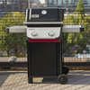 Weber SPIRIT E-210 Gasgrill auf Terrasse mit Stadtblick