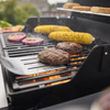 Weber SPIRIT E-210 Gasgrill mit Burgern Mais und Zwiebeln beim Grillen
