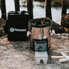 Petromax Raketenofen rf33 brennt neben seiner Transporttasche am Seeufer