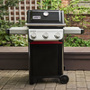 Weber SPIRIT E-310 Gasgrill auf Terrasse mit grüner Gartenkulisse
