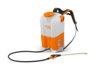 STIHL SGA 85 Akku-Spritzgerät auf weißem Hintergrund mit orangefarbenen Details und Messing-Lanze