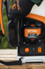 Hand in STIHL-Handschuh bedient Batterie des STIHL SGA 85 Akku-Spritzgeräts