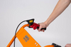 Hand bedient roten Hebel an orangefarbenem Lenker der AS 60 WeedHex vor grauem Hintergrund