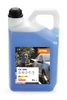 Blauer 5-Liter-Kanister STIHL CC 100 Fahrzeugshampoo und Wachs mit Bild eines Mannes der Auto wäscht