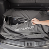 Person installiert Weber Traveler Kofferraumschutz im Auto