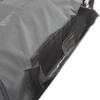 Detailansicht des Weber Traveler Kofferraumschutzes mit Grillzange in Aufbewahrungsfach