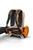 Rückentragbarer Stihl BGA 300 Akku-Laubbläser mit ergonomischem Tragsystem und Bedieneinheit