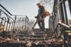 Mann verwendet Stihl BGA 300 Laubbläser auf herbstlicher Treppe