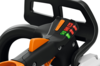 Nahaufnahme des Bedienfelds einer STIHL MSA 220 TC-O Motorsäge mit farbigen Bedienelementen
