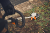 Professionelle Anwendung des STIHL KMA 200 R mit Kreissägeblatt in natürlicher Umgebung