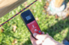 Hand hält AKO DUO-Voltmeter zur Spannungsmessung an einem Elektrozaun