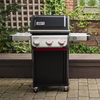 Weber SPIRIT EP-325 GBS Gasgrill auf einer Terrasse mit grüner Hecke im Hintergrund