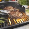 Steaks auf Weber SPIRIT EP-325 GBS Gasgrill mit sichtbaren Flammen und Grillzange